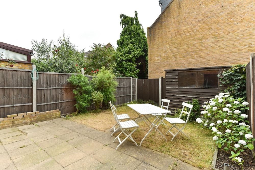 undefined Modern 4 Bedroom Terraced House by the Thames! 3