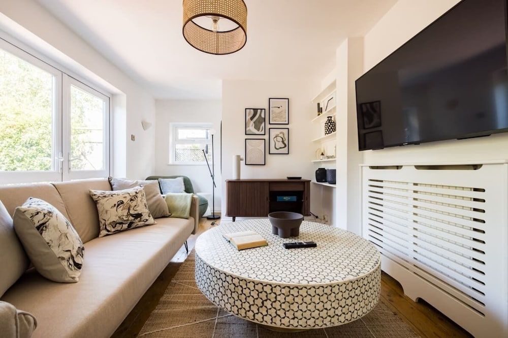 undefined The Fulham Bolthole - Beckoning 2bdr Flat With Garden