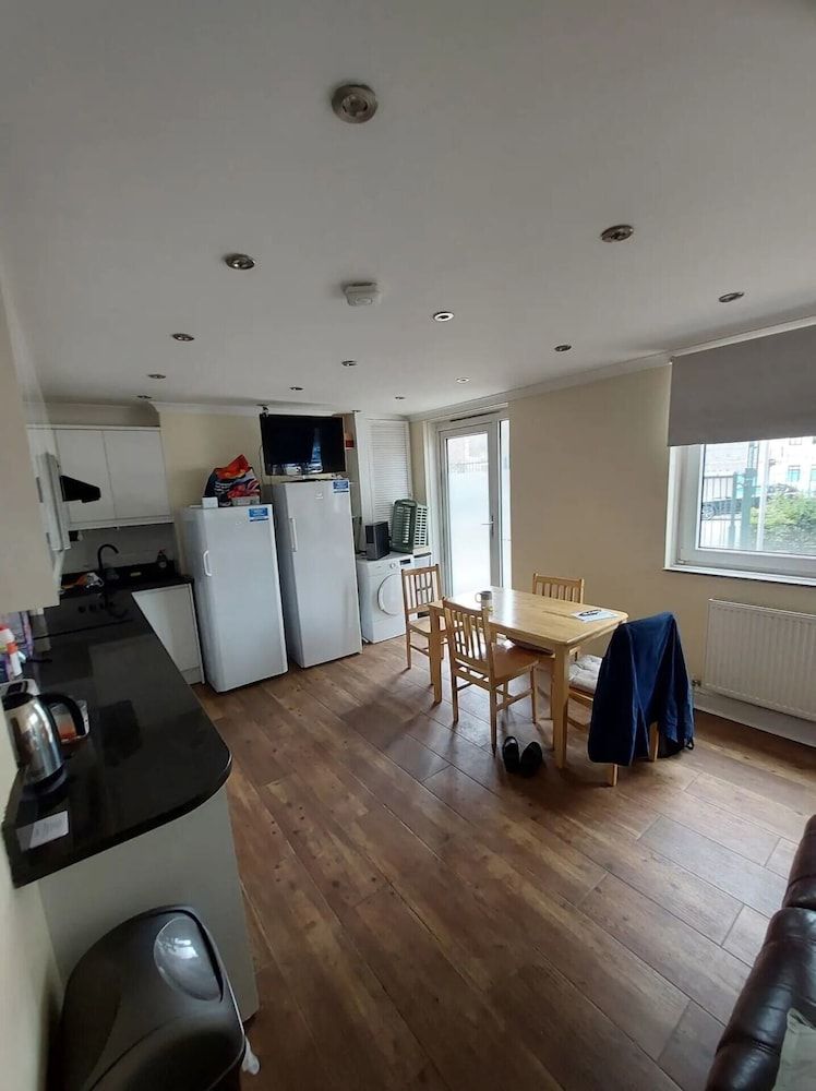 undefined Spacious 3 Bedroom Apartment Near Camden With Balcony 10