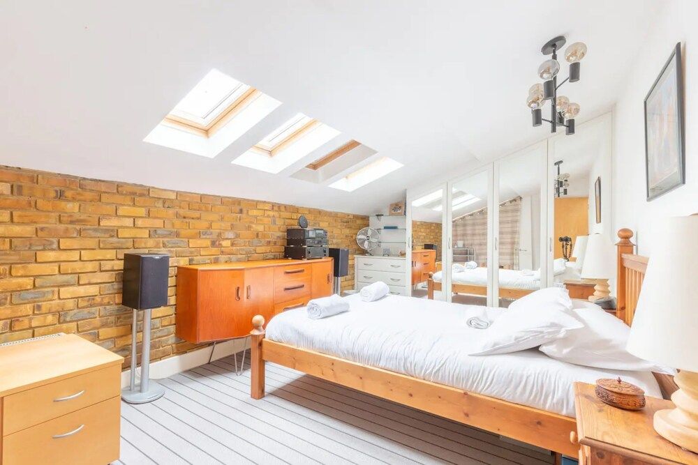 undefined Spacious 2 Bedroom Apartment in Converted Warehouse in Brixton 5