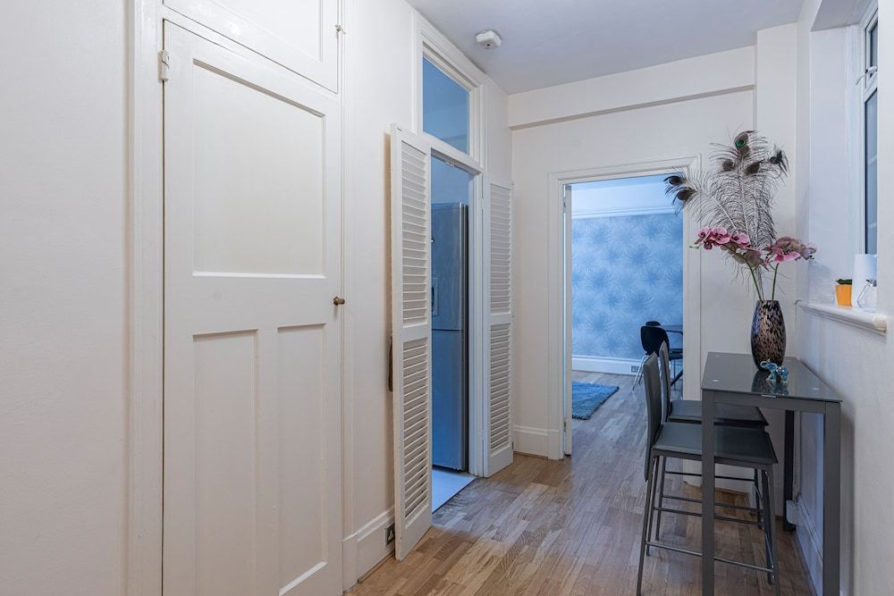 undefined Charming 2 Bedroom Flat in Kensington High Street 9