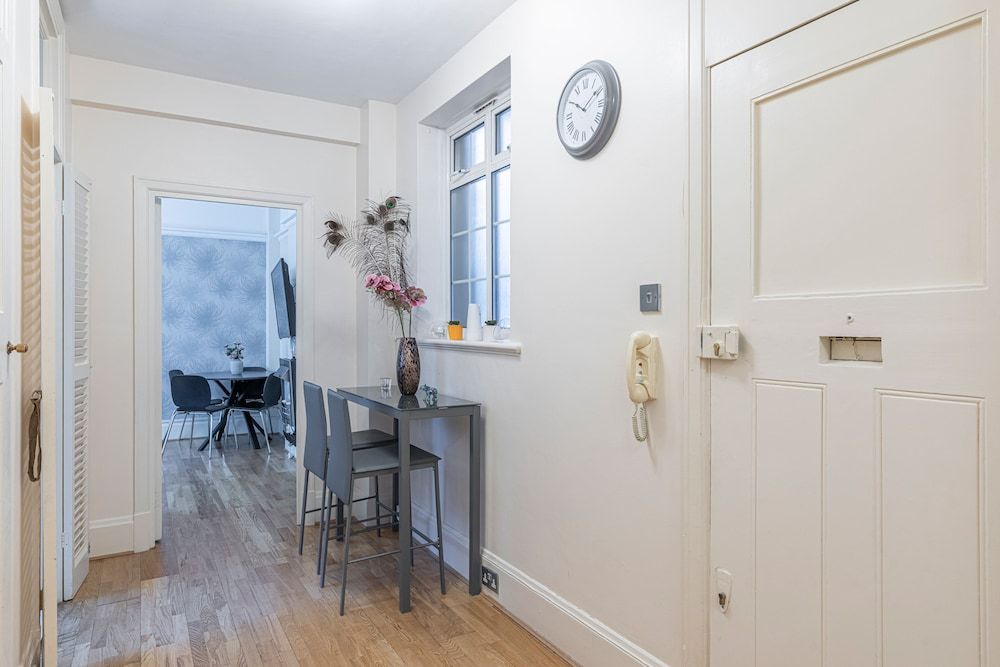 undefined Charming 2 Bedroom Flat in Kensington High Street 8