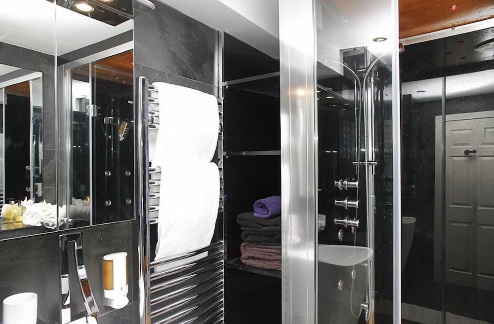 Holiday Lets London 1 Superior Studio, Ensuite (Iffley Flat 1) 13