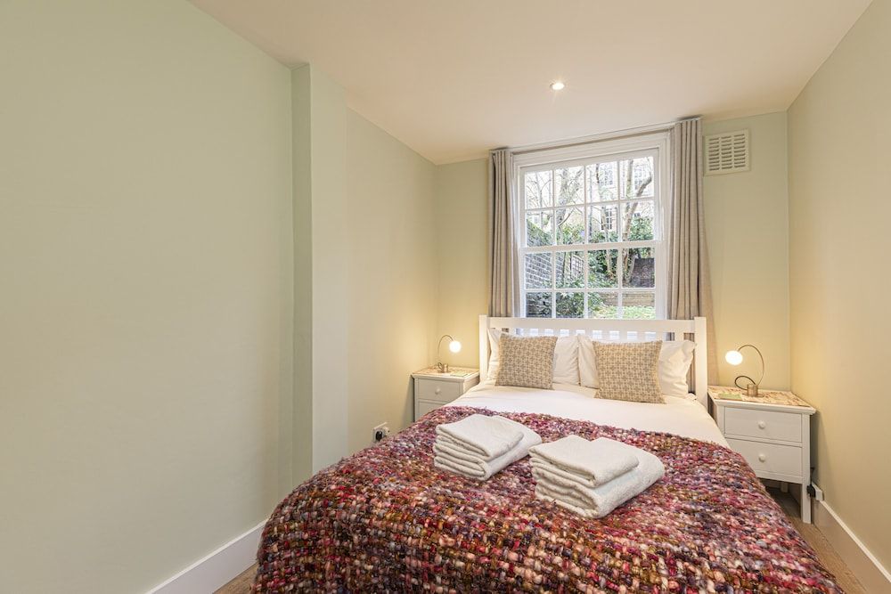 undefined JOIVY Stylish 2 Bed Flat In Notting Hill