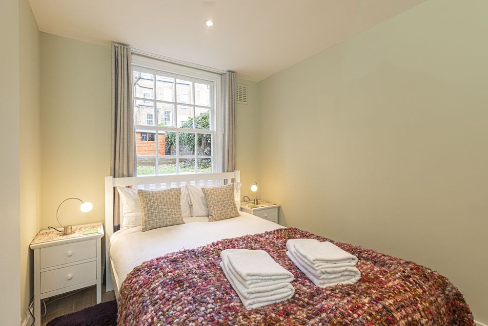 undefined JOIVY Stylish 2 Bed Flat In Notting Hill 6
