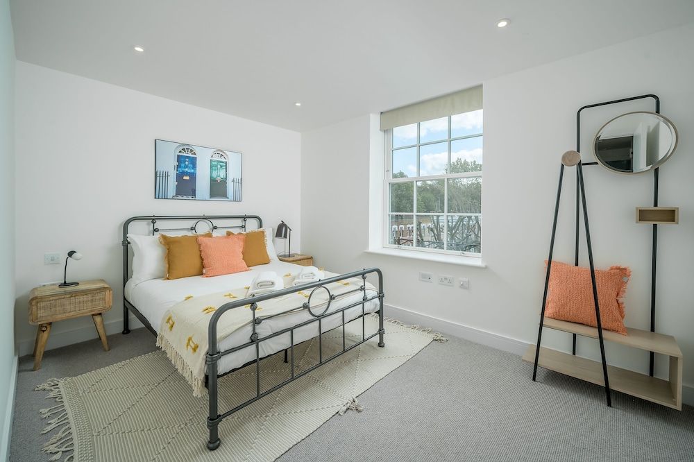 undefined JOIVY Spectacular 3-Bed Flat Near Holland Park 7