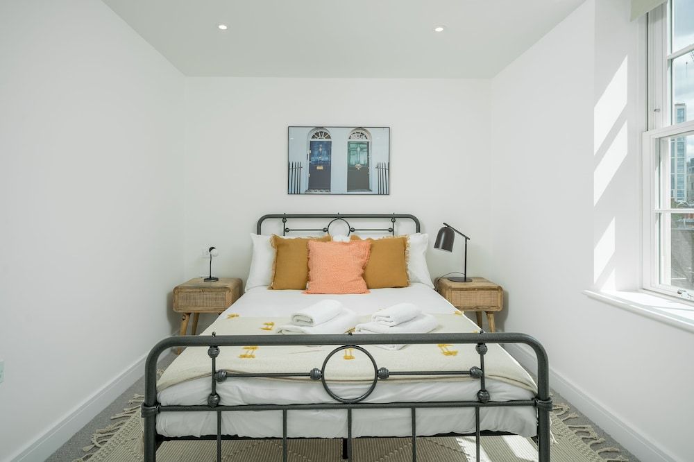 undefined JOIVY Spectacular 3-Bed Flat Near Holland Park 9