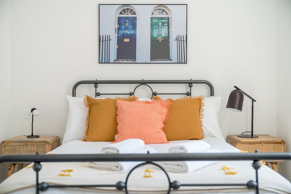 undefined JOIVY Spectacular 3-Bed Flat Near Holland Park 4