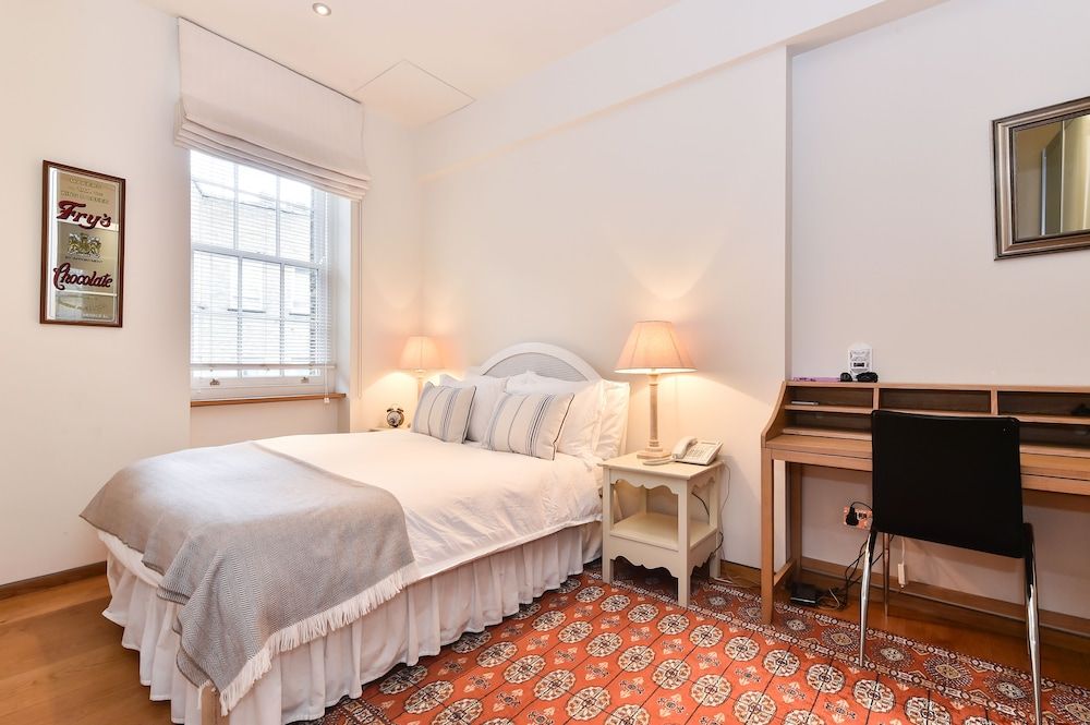 undefined JOIVY Elegant 3 Bed Apt With Rooftop Terrace In Pimlico 7