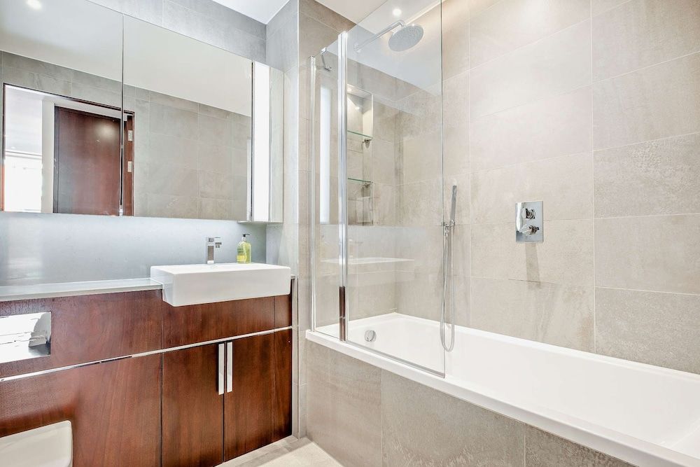 Thornes House Apartments Premium Apartment 4