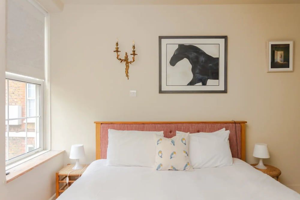 undefined Chic 1 Bedroom Apartment in Zone 1 With Views Gherkin 2