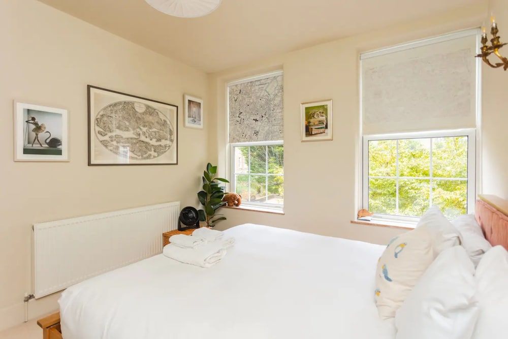 undefined Chic 1 Bedroom Apartment in Zone 1 With Views Gherkin 3