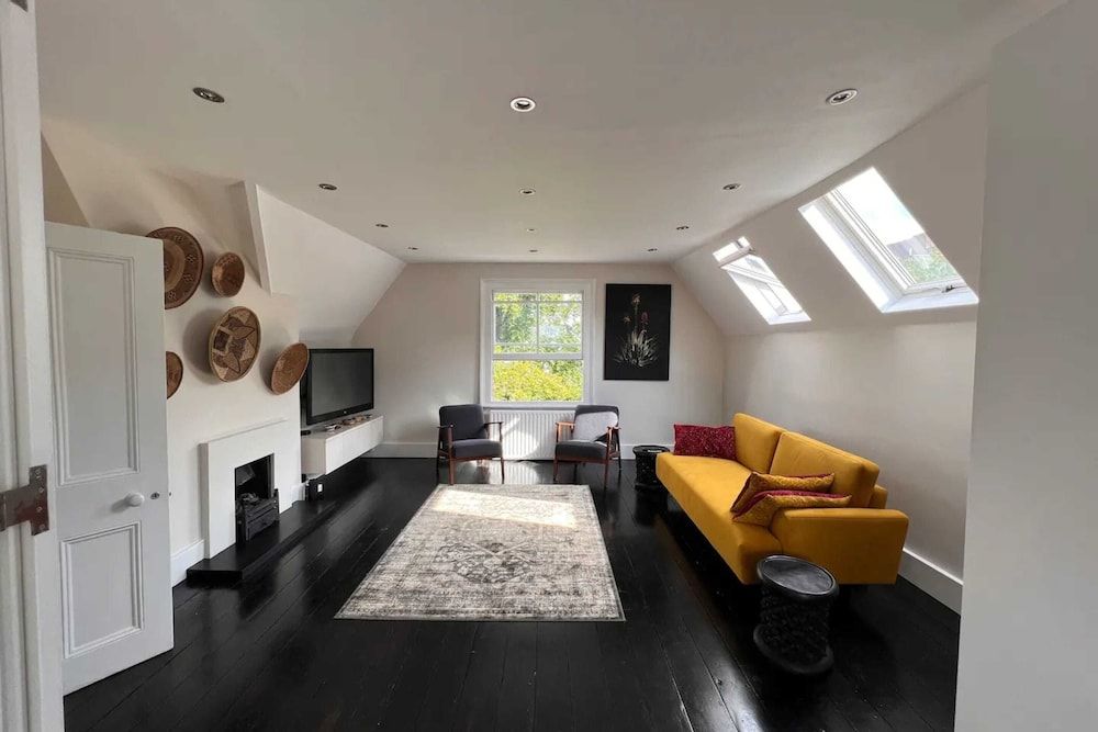 undefined Stylish 1 Bedroom Top Floor Apartment in Highgate 10