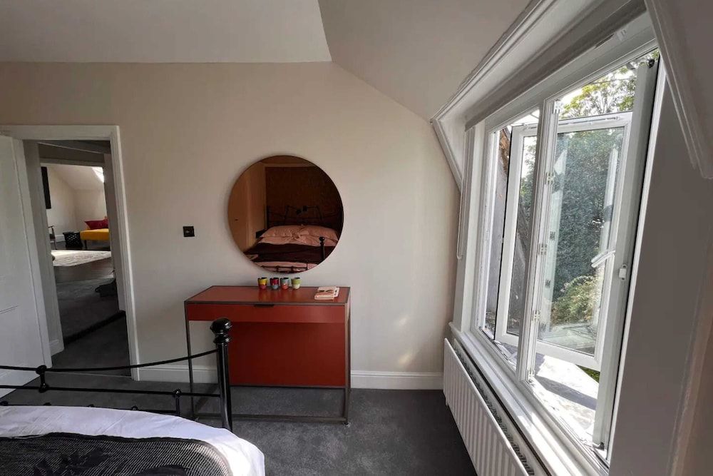 undefined Stylish 1 Bedroom Top Floor Apartment in Highgate 3