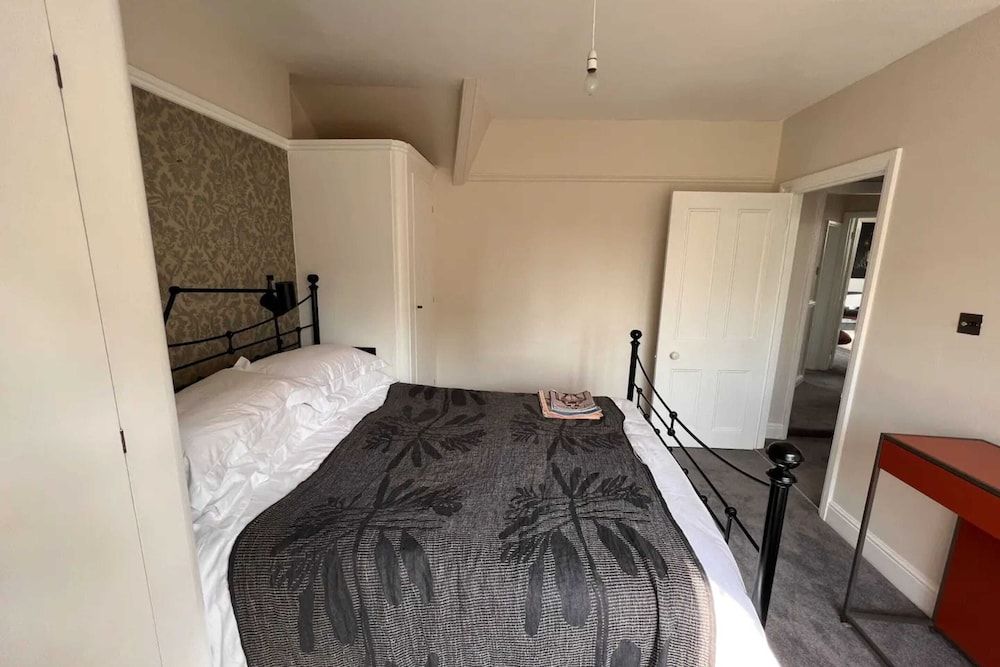 undefined Stylish 1 Bedroom Top Floor Apartment in Highgate 5