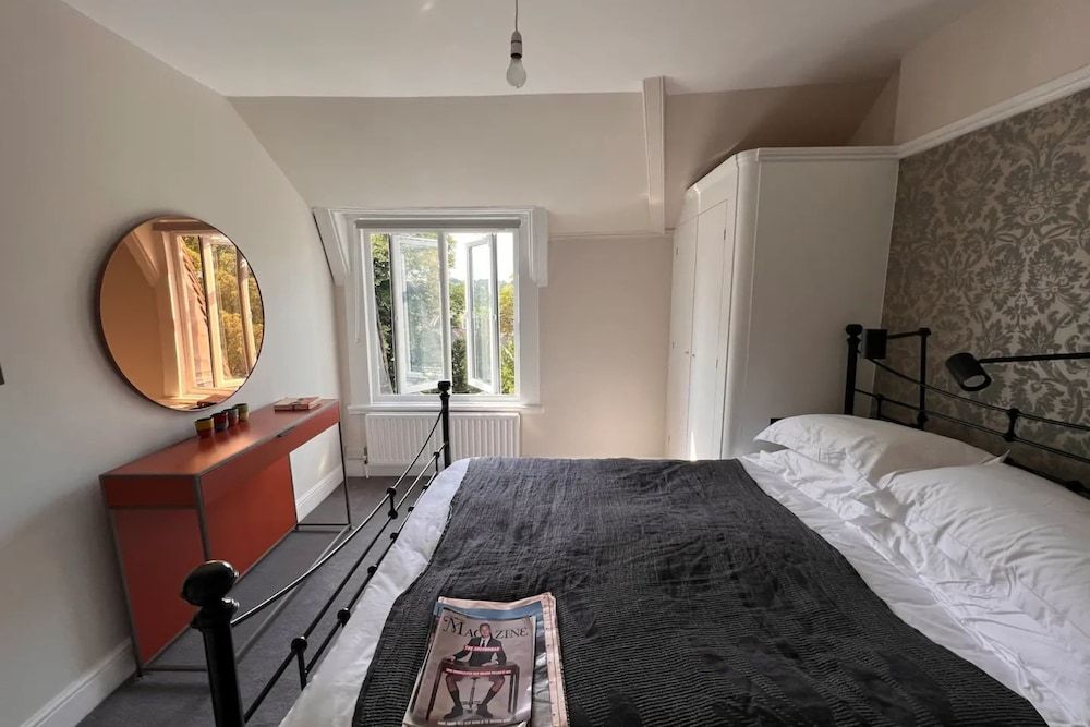 undefined Stylish 1 Bedroom Top Floor Apartment in Highgate 2