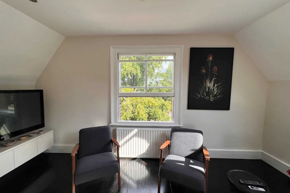 undefined Stylish 1 Bedroom Top Floor Apartment in Highgate