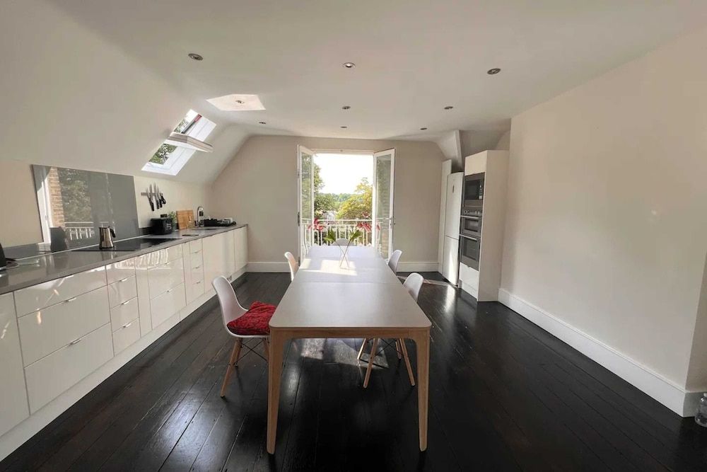 undefined Stylish 1 Bedroom Top Floor Apartment in Highgate 7