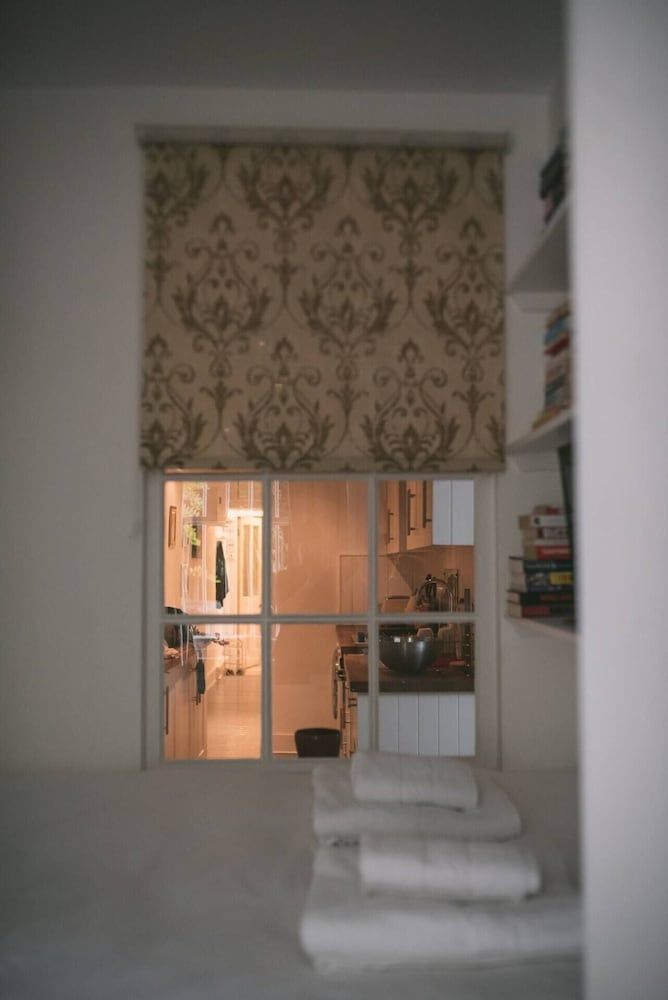 undefined Charming 1 Bedroom Flat in Brook Green 7