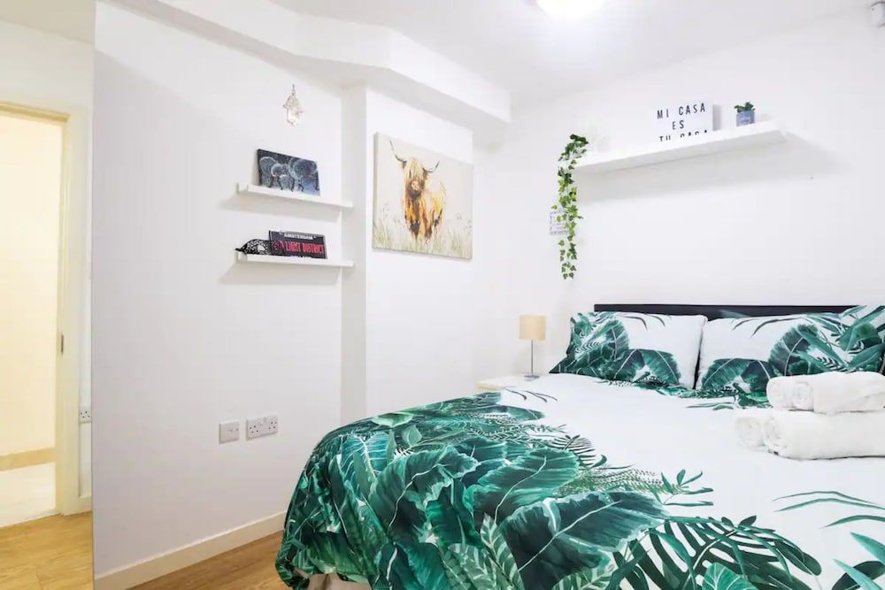 undefined Stylish 2 Bedroom Apartment in the Heart of Shepherds Bush 2