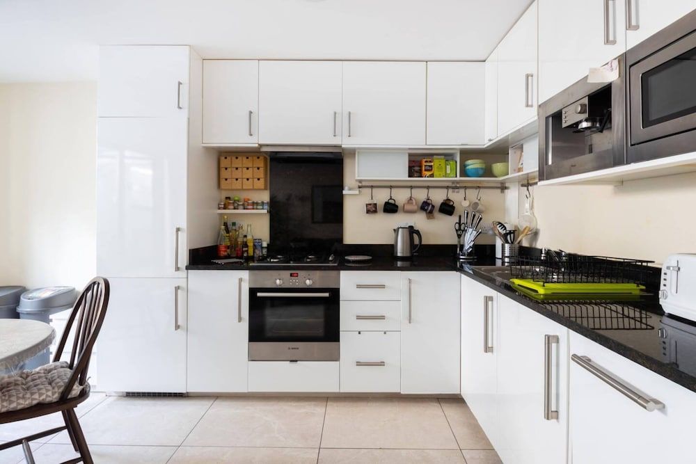 undefined Stylish 2 Bedroom Apartment in the Heart of Shepherds Bush 6