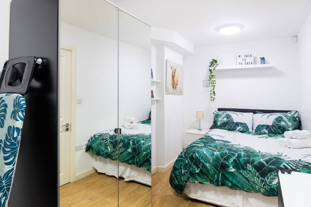 undefined Stylish 2 Bedroom Apartment in the Heart of Shepherds Bush 5
