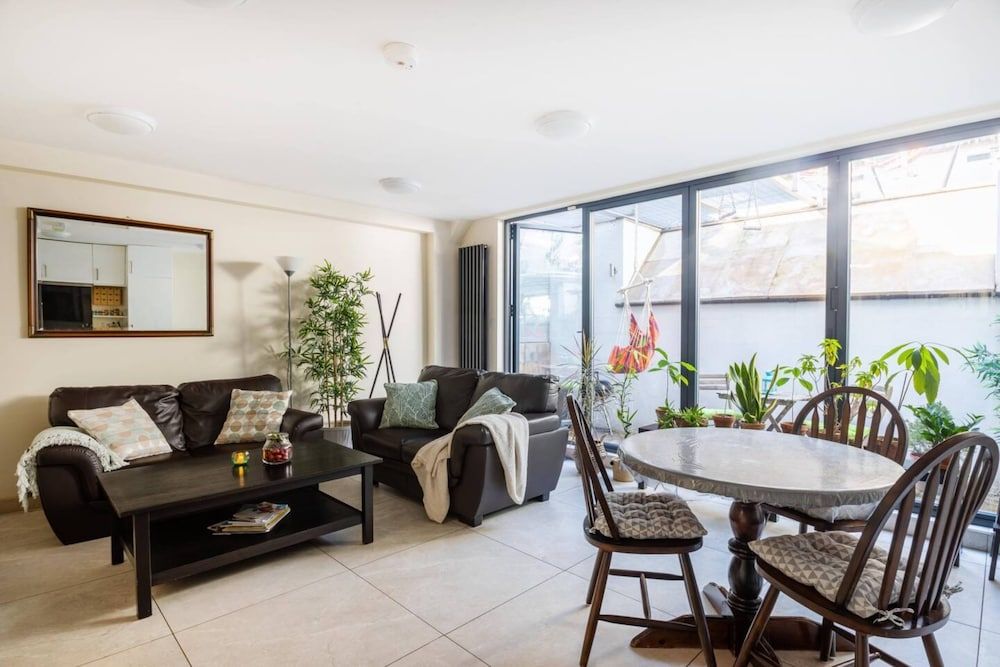 undefined Stylish 2 Bedroom Apartment in the Heart of Shepherds Bush 9