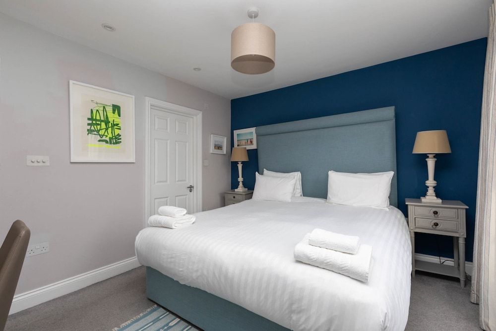 undefined Spacious 3 Bedroom in Notting Hill With Balcony 4