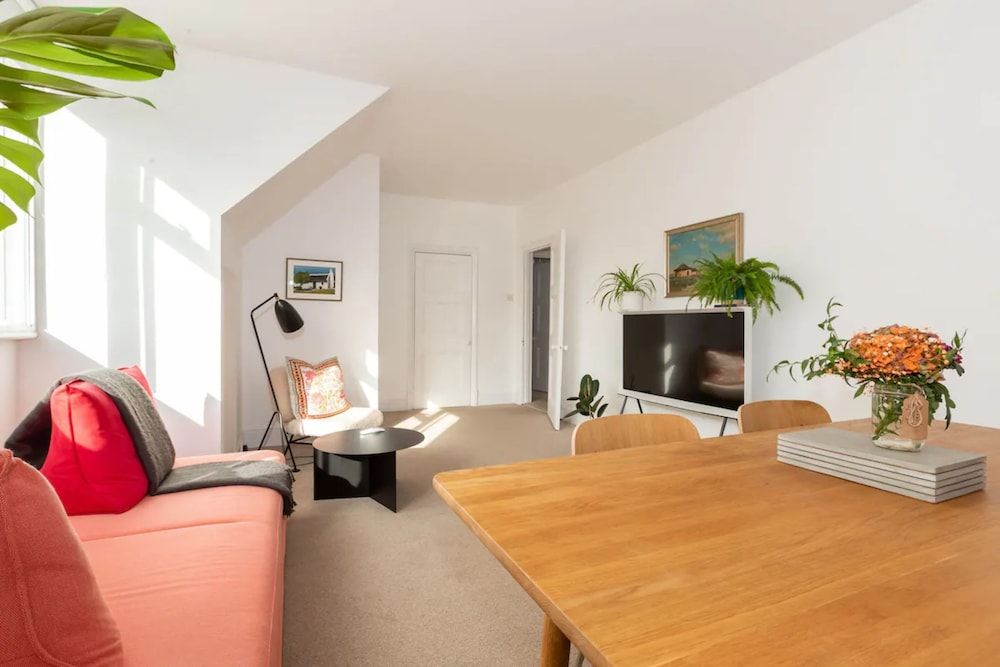 undefined Bright 1 Bedroom Flat Near the Tube