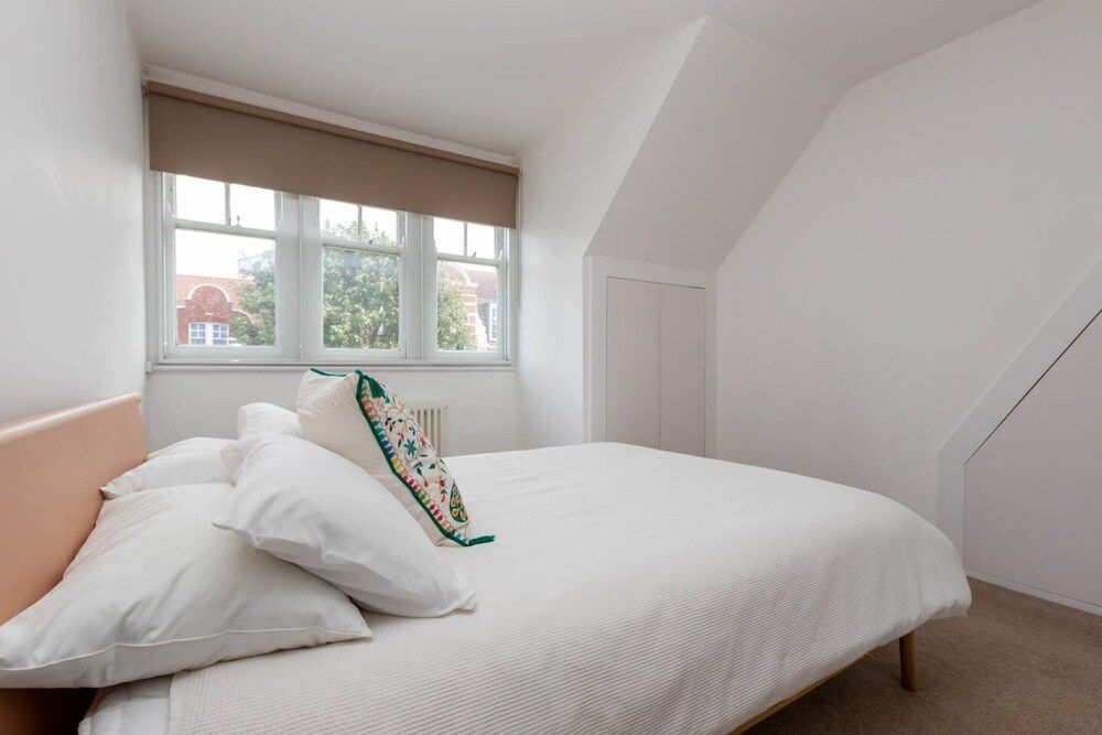 undefined Bright 1 Bedroom Flat Near the Tube 5