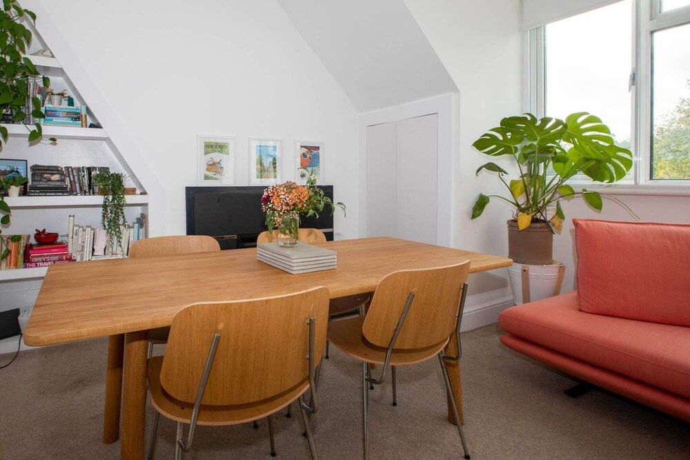 undefined Bright 1 Bedroom Flat Near the Tube 2