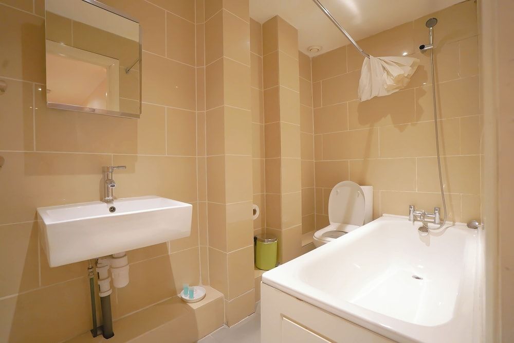 Cosy 2-bed 2 Bathroom Apartment in London Apartment 12