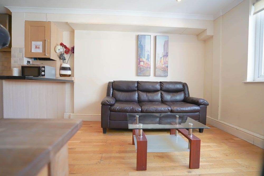 undefined Cosy 2-bed 2 Bathroom Apartment in London 8