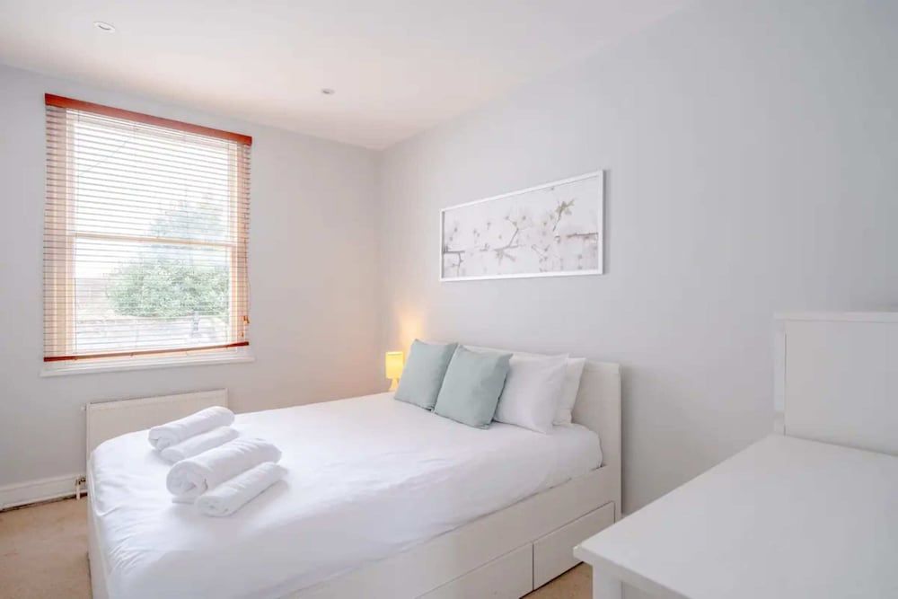 undefined Airy 2 Bedroom Apartment Next to Clapham Common 7