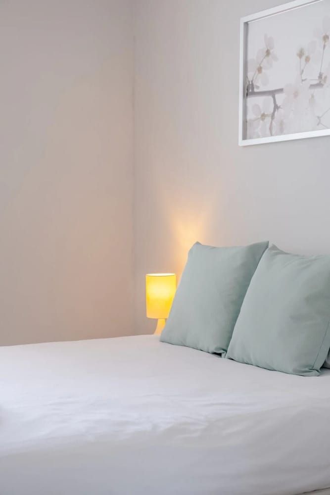 undefined Airy 2 Bedroom Apartment Next to Clapham Common 2