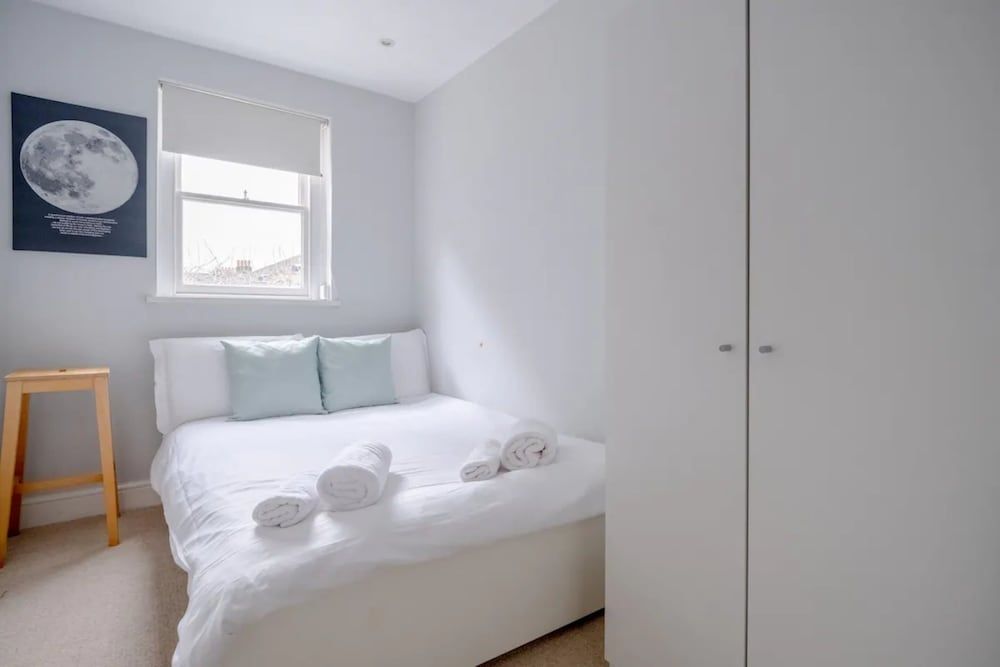 undefined Airy 2 Bedroom Apartment Next to Clapham Common 8