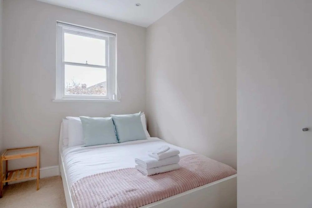 undefined Airy 2 Bedroom Apartment Next to Clapham Common 9