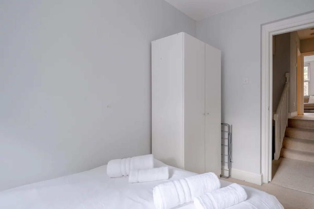 undefined Airy 2 Bedroom Apartment Next to Clapham Common 4
