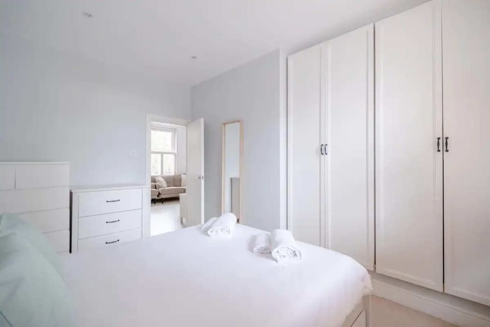 undefined Airy 2 Bedroom Apartment Next to Clapham Common 10