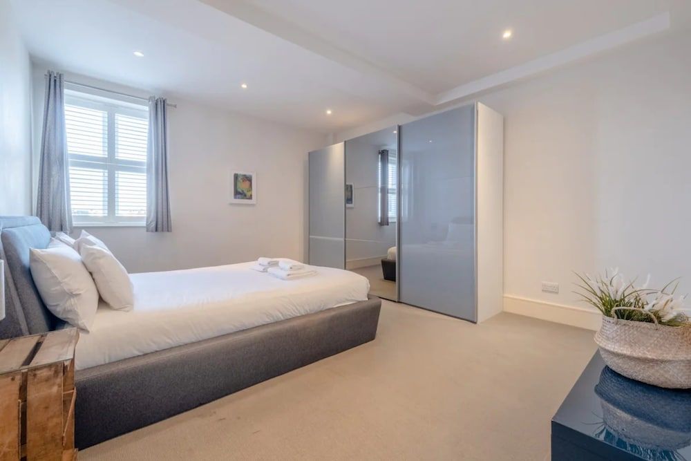 undefined Stylish 1 Bedroom Apartment in Affluent Fulham 3
