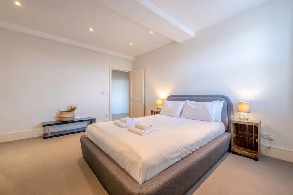 undefined Stylish 1 Bedroom Apartment in Affluent Fulham 7