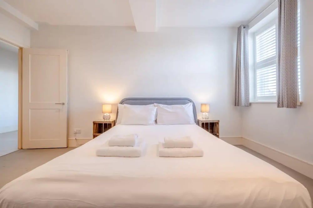 undefined Stylish 1 Bedroom Apartment in Affluent Fulham 4