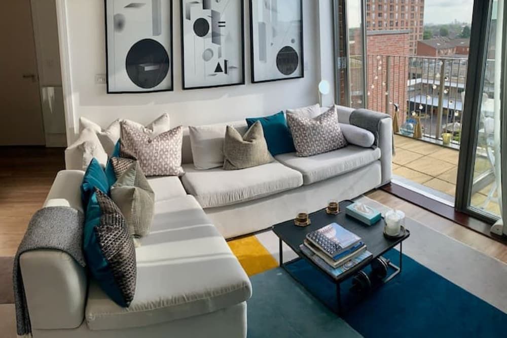 undefined Stylish and Chic 1 Bedroom Apartment in Canning Town 2