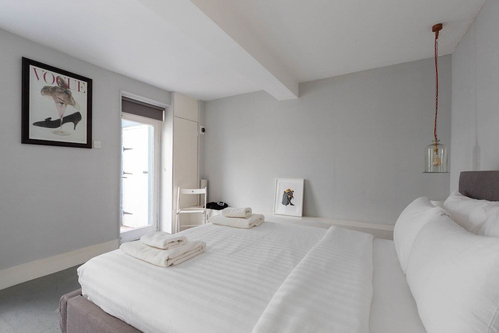 undefined Stylish 2 Bedroom Converted Victorian Storefront 4