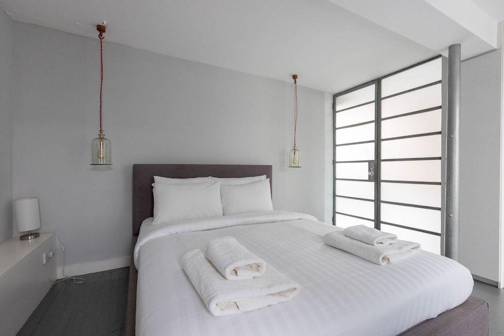 undefined Stylish 2 Bedroom Converted Victorian Storefront 9