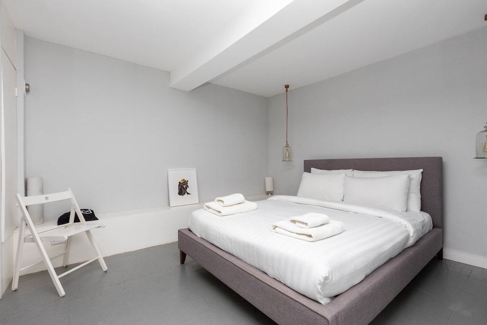 undefined Stylish 2 Bedroom Converted Victorian Storefront 7