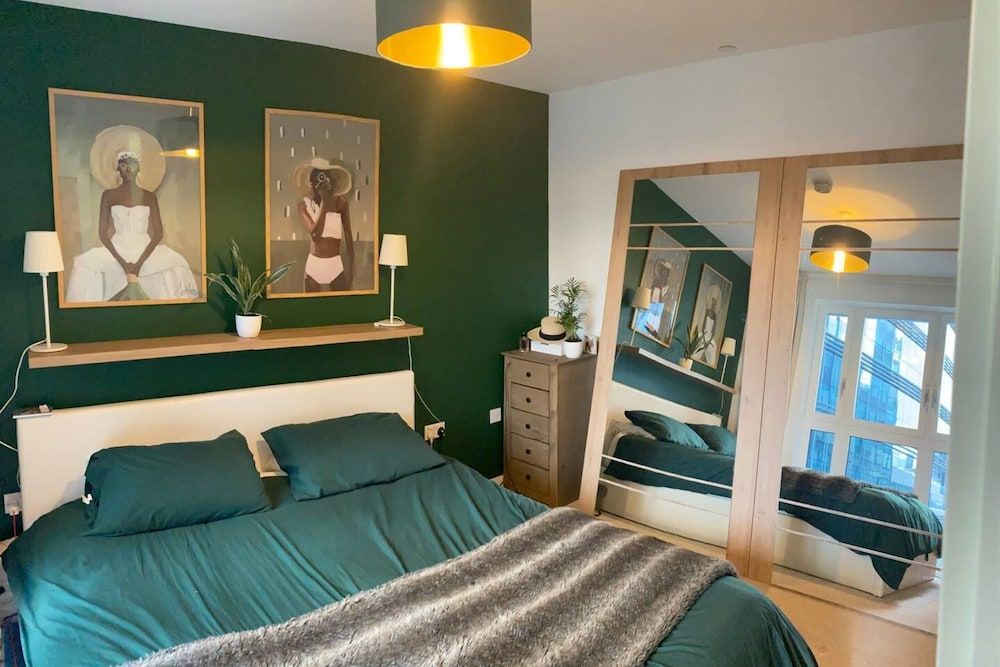 undefined Central 1 Bedroom Apartment in Aldgate East in Zone 1 2