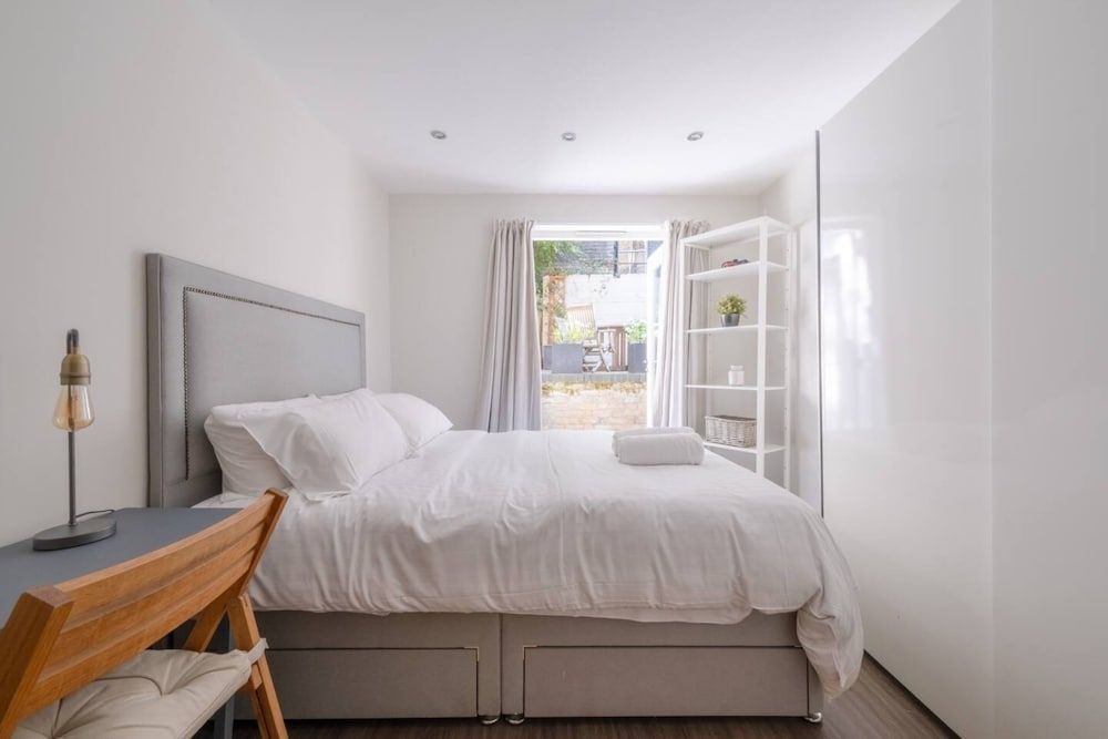 undefined Stylish 2 Bedroom Apartment in Chelsea With Garden 8