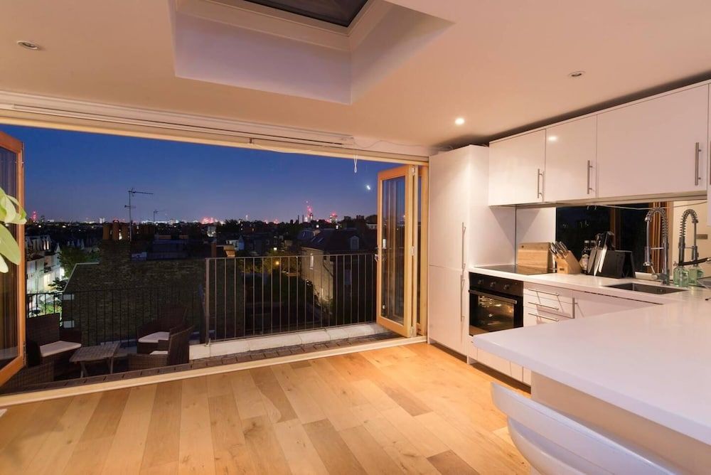 undefined 3 Bedroom Penthouse With London Skyline View 2