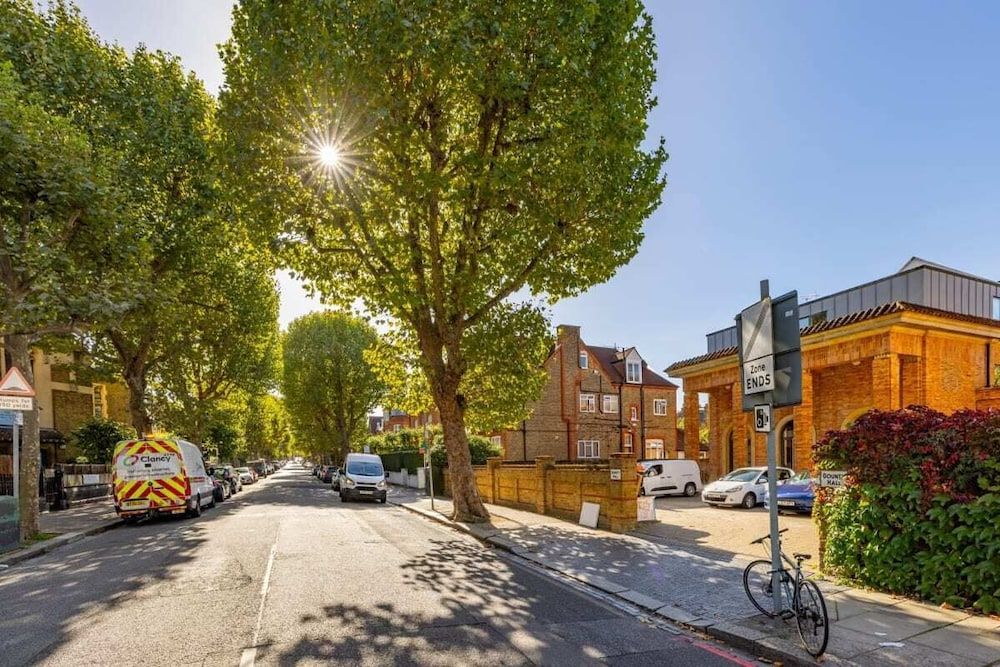 undefined The Clapham - Captivating 2bdr With Garden & Parking 3